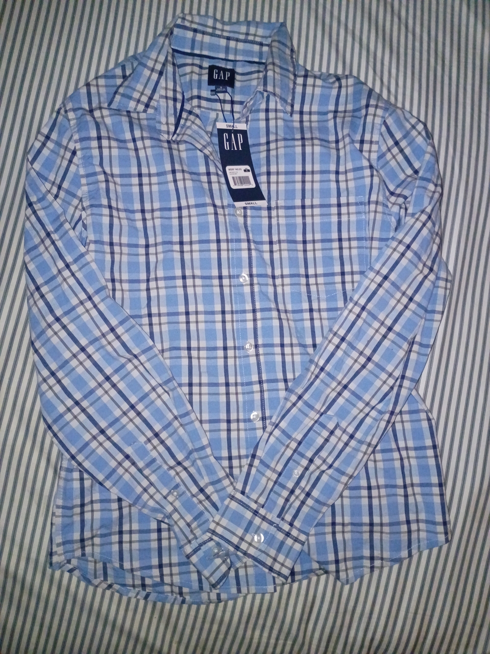 GAP Light Blue and White Plaid Button-Up Shirt Size Small Nwt